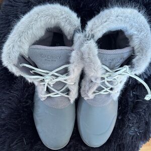 Sperry Women's Winter Boots with Gray Fur Trim